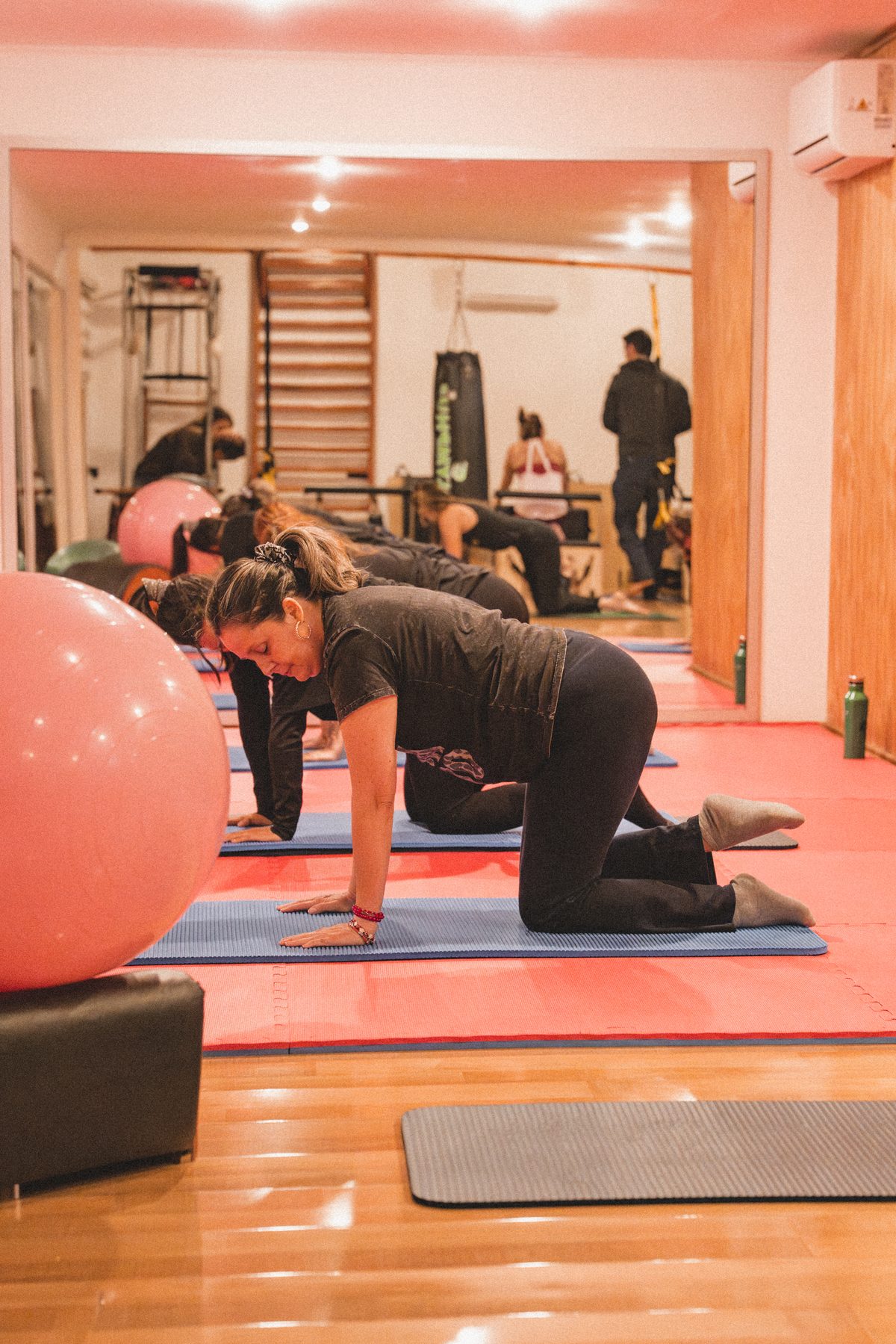 Clase de Pilates en colchoneta