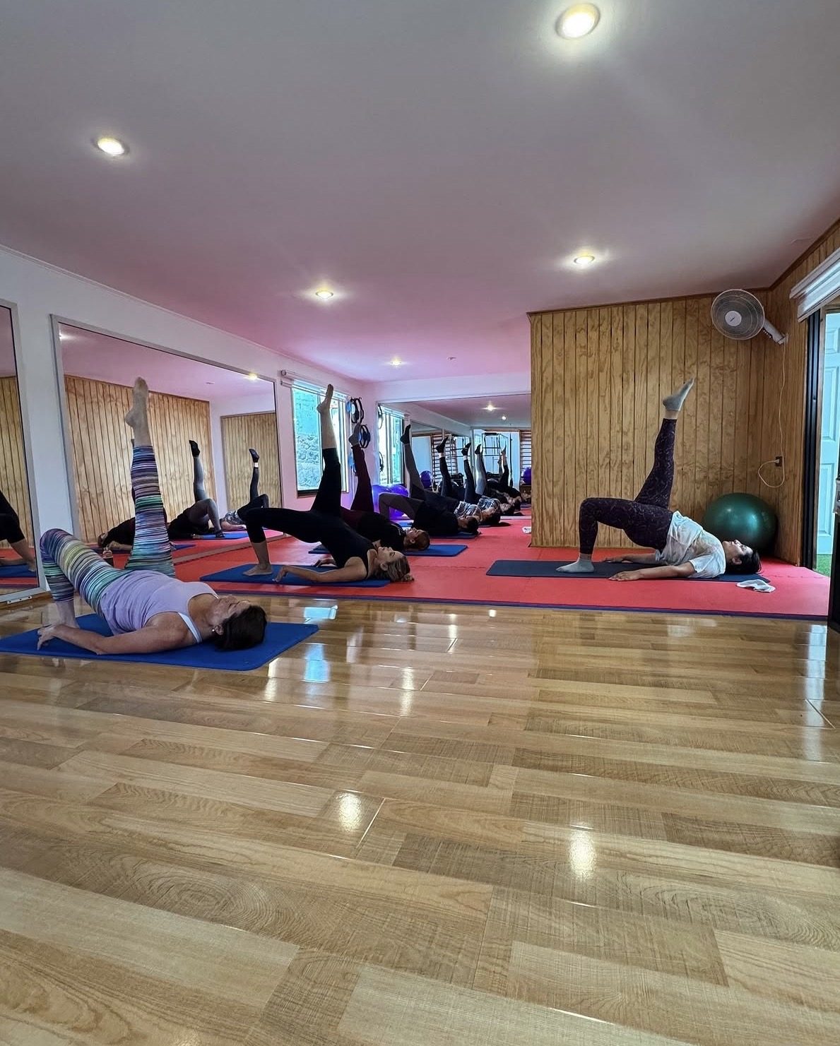 Clase de Pilates puente de glúteos