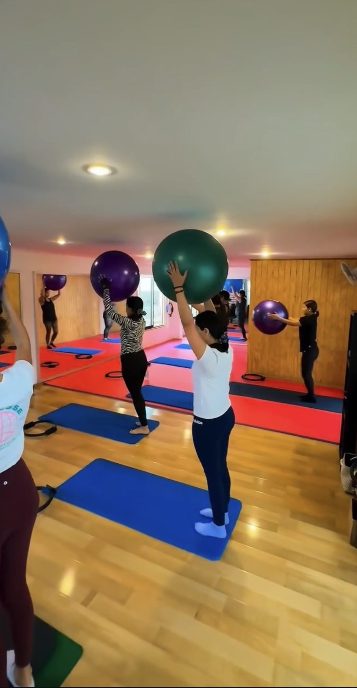 Clase de Pilates con pelotas